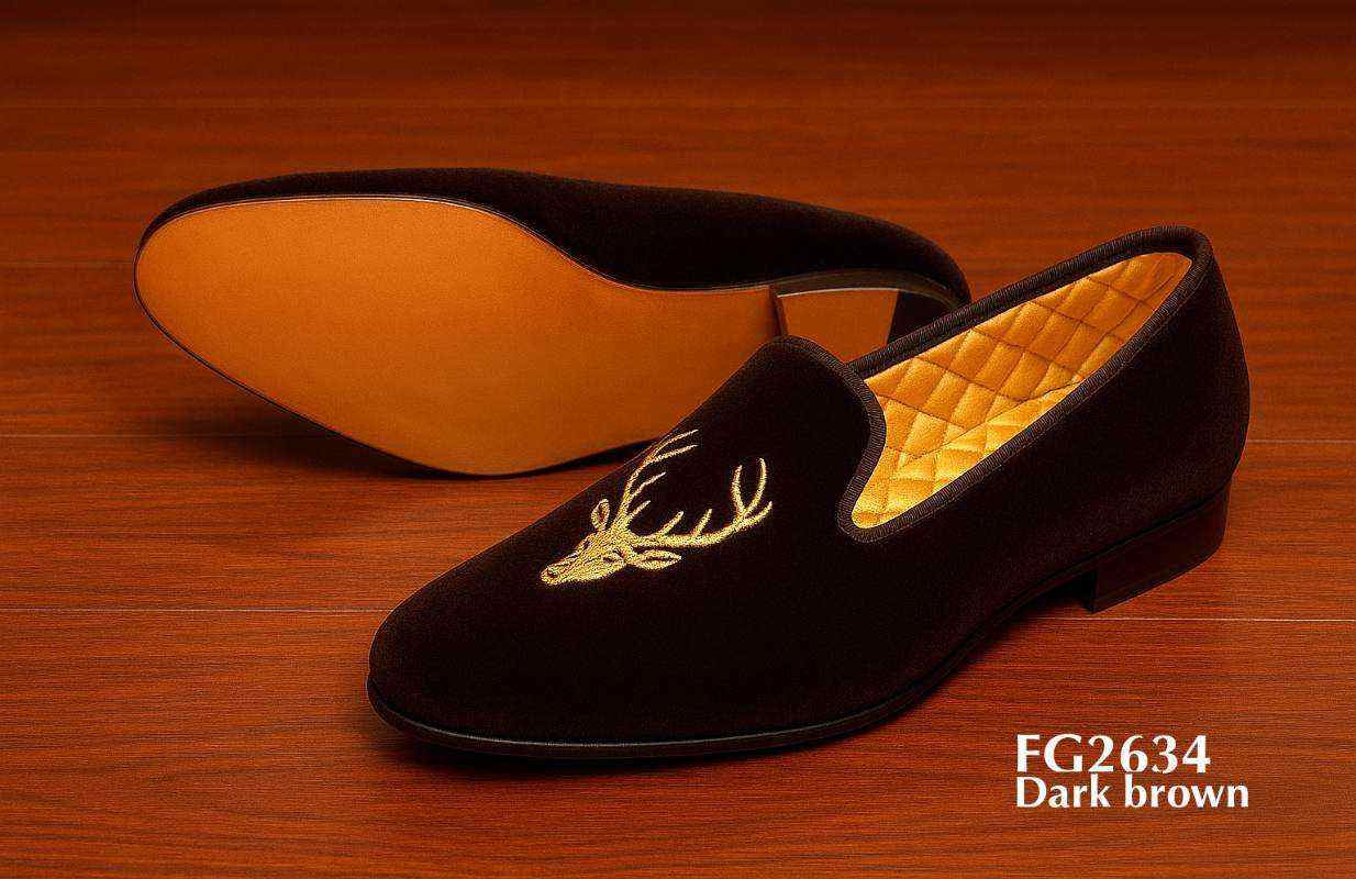 Mocasines-de-terciopelo-marrón-oscuro-con-logo-de-cabeza-de-ciervo