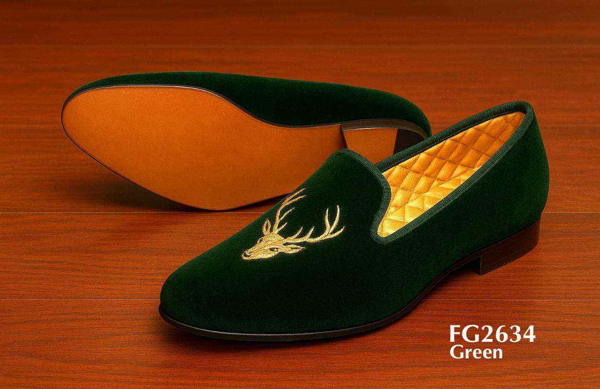 Mocasines-de-terciopelo-verde-con-logo-de-cabeza-de-ciervo