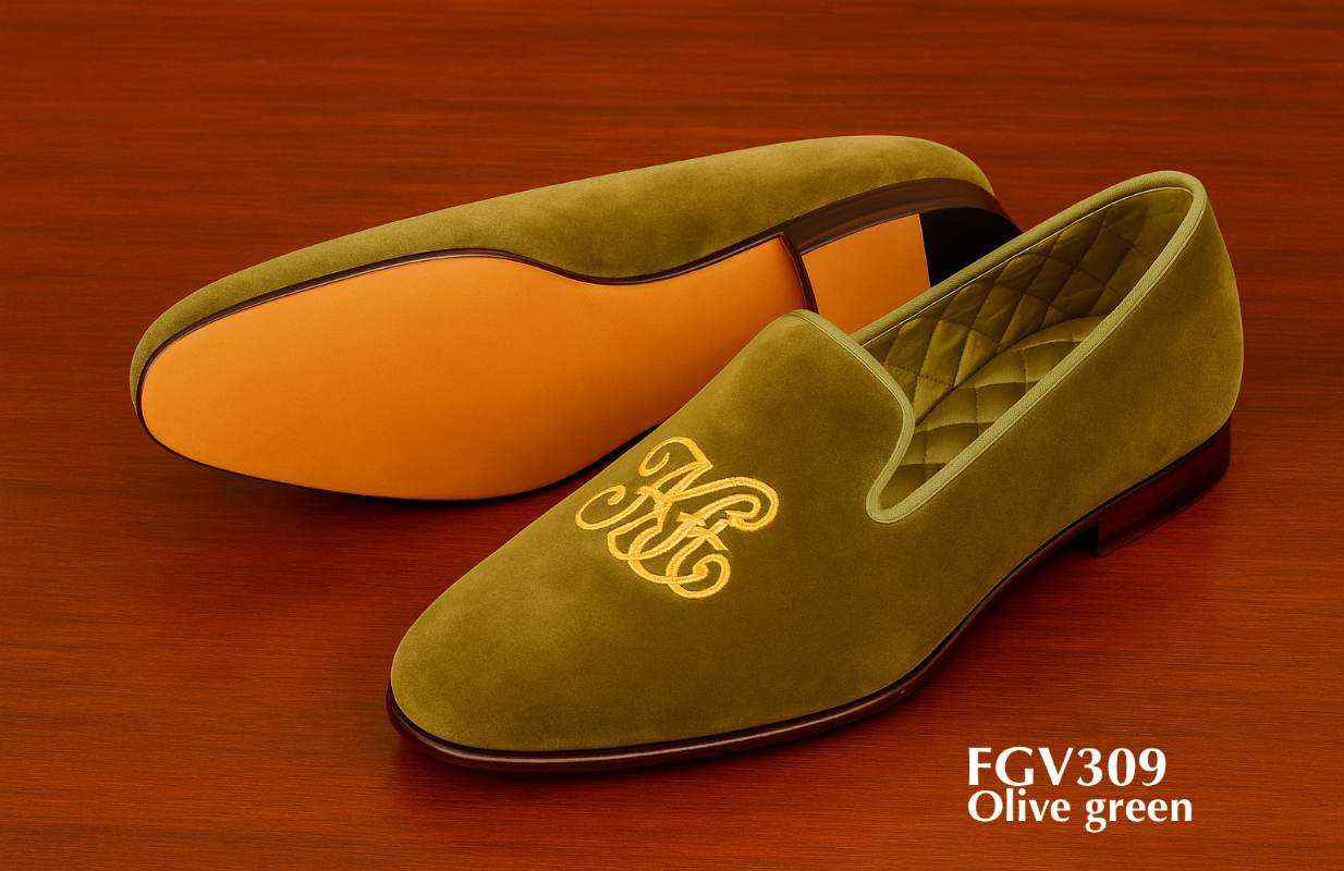 Mocasines-de-terciopelo-verde-oliva-con-logo-personalizado