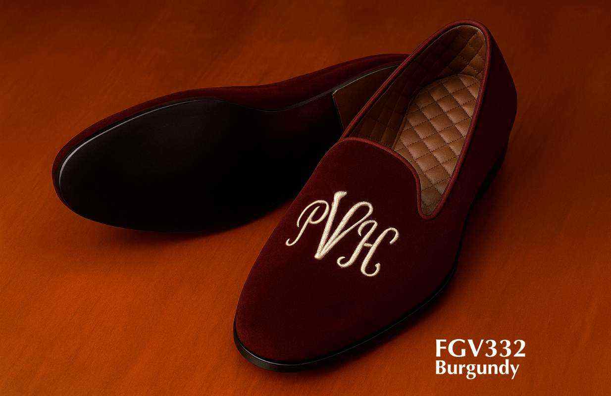 Zapatillas-de-terciopelo-burdeos-con-iniciales-PVH