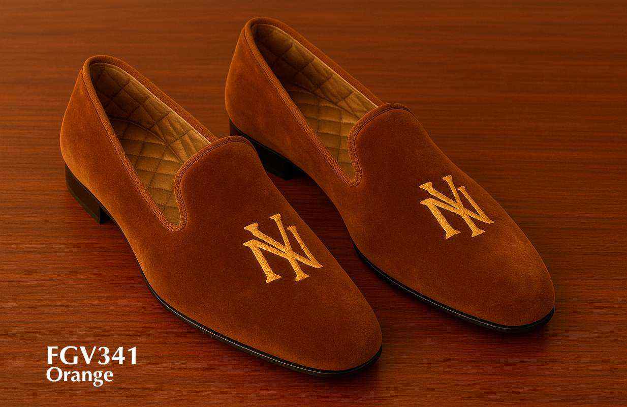 Zapatillas-de-terciopelo-naranja-con-iniciales-NY