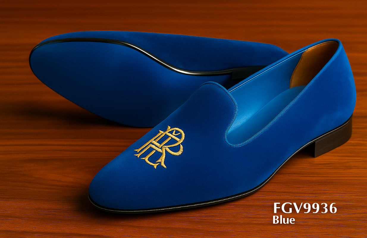 Zapatillas-de-terciopelo-azules-con-iniciales